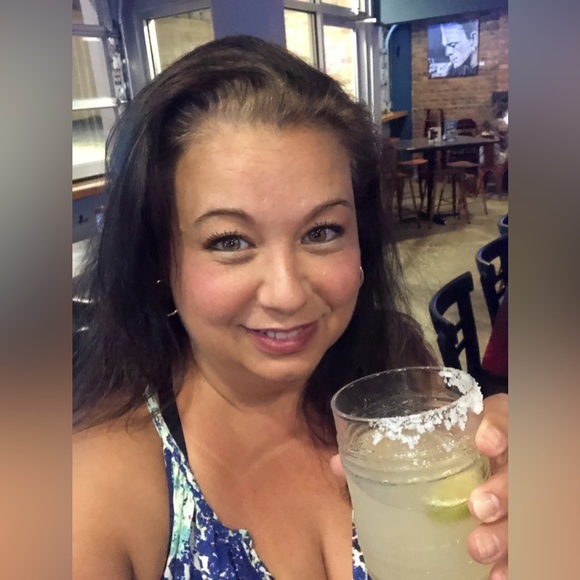 My name is Liz and I am a thrifty shopper from the Jersey Shore. - Picture 2 of 7